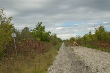 Kanada 'da terk edilmiş bir demiryolunun sonu.