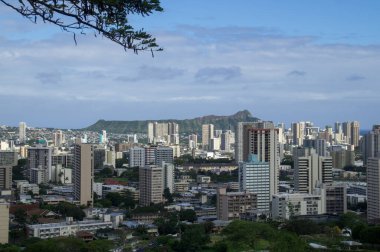 Arkasında Diamont Head volkanı olan Honolulu 'nun ufuk çizgisi.