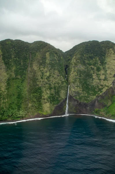 ハワイのビッグアイランドの海の崖の下の滝 — ストック写真