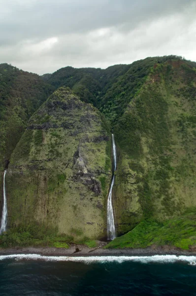 Hawaii Deki Büyük Ada Daki Kayalıklardan Şelale Düştü — Stok fotoğraf