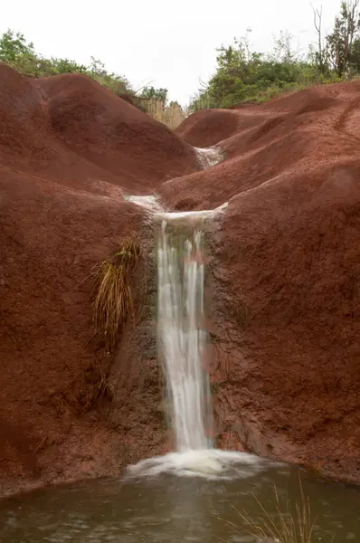 夏威夷考艾岛威梅亚峡谷的瀑布 — 图库照片