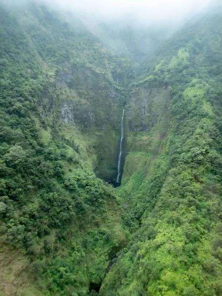 Hawaii Deki Büyük Ada Kıyısındaki Bir Şelalenin Havadan Görünüşü — Stok fotoğraf
