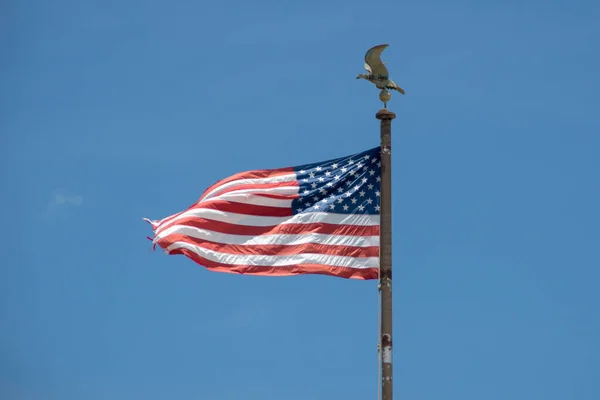 Bandeira Dos Estados Unidos Acenando Centro Espacial Kennedy — Fotografia de Stock