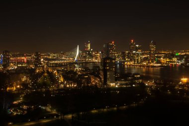 Rotterdam 'ın Skyline' ı Europole 'dan gece görüldüğü gibi