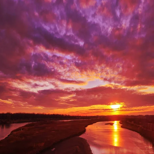 Sunset Doğa Montana Bulutları Göl 'ün Mavisi. İnanılmaz güzel bir gün batımı. Gökyüzü, Göl, Göl. Gün batımı ya da gün doğumu manzarası, güzel doğanın manzarası..
