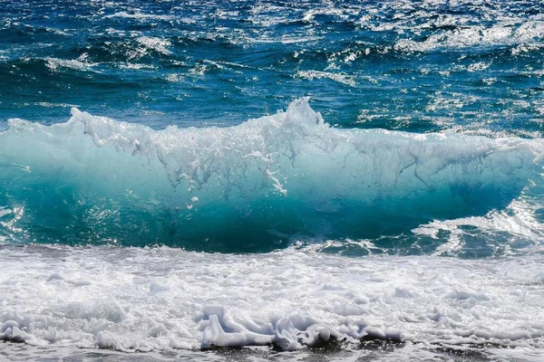 海浪冲刷着海浪 海浪冲刷着海浪冲刷着泡沫 海岸透明的大海 海浪冲撞着浪尖上有泡沫 — 图库照片