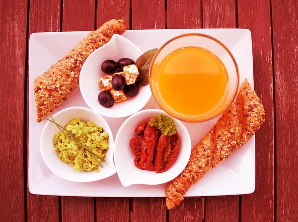 Kahvaltıda sağlıklı portakal suyu peyniri. Günaydın, sağlıklı yemek. Seçici.