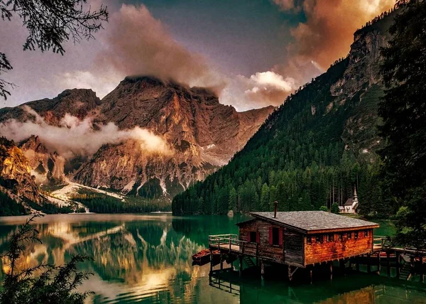 Dağlar, göl evi, alp dağları, dağlık dağ gölündeki eski ev. Lago di braies, dolomite alpleri, İtalya.