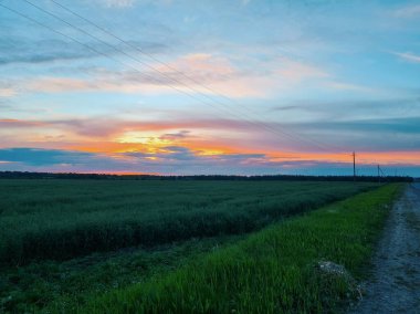 Gölün arka planında mavi gökyüzü