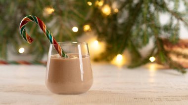 Geleneksel Noel içkisi, bastonlu yumurta likörü. Yatay, boşluğu kopyala.