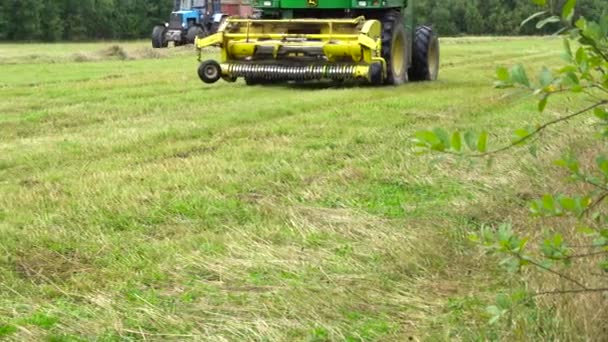 Großaufnahme eines landwirtschaftlichen Mähdreschers. Russland, Provinz Leningrad, 21.08.21 — Stockvideo