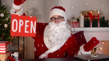 Kırmızı açık ve kapalı işareti olan Noel Baba. Ticari karantina kavramı.