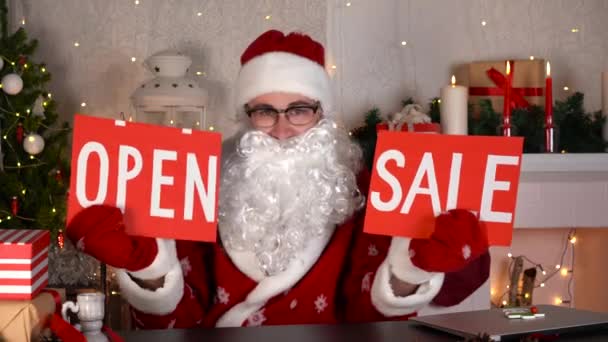 Selamat Natal diskon penjualan hari libur. Santa Claus memegang tanda terbuka dan penjualan. — Stok Video