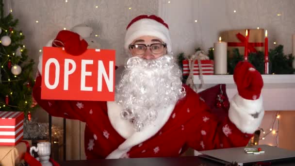 Jultomten gläds med öppen skylt och blir upprörd med stängd. Affärsidé — Stockvideo