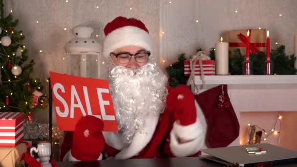 Joyeux Noël Vente de vacances réduction. Père Noël tenant signe de vente et danse — Video