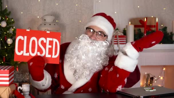 Babbo Natale tenendo il cartello chiuso diventa triste e sconvolto. Concetto di attività in negozio chiuso — Video Stock