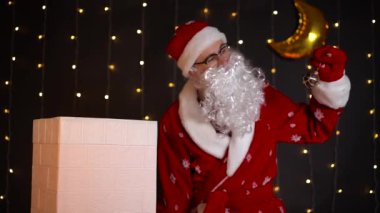 Noel Baba kaplan renginde mücevher tutar ve Noel topunu evin bacasına atar..