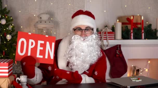 Père Noël tenant signe ouvert et dansant. Concept de boutique ouverte et rouverte — Video