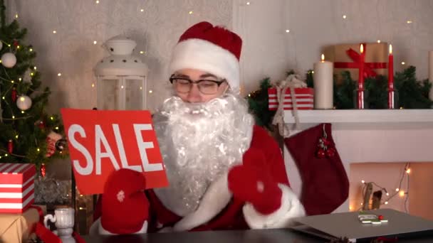 Καλά Χριστούγεννα Διακοπές εκπτώσεις. Άγιος Βασίλης κρατώντας πινακίδα πώλησης και χορό — Αρχείο Βίντεο