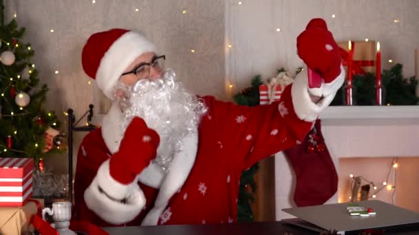 Santa Claus mengambil foto selfie. Penyusup media sosial membuat konten. — Stok Video