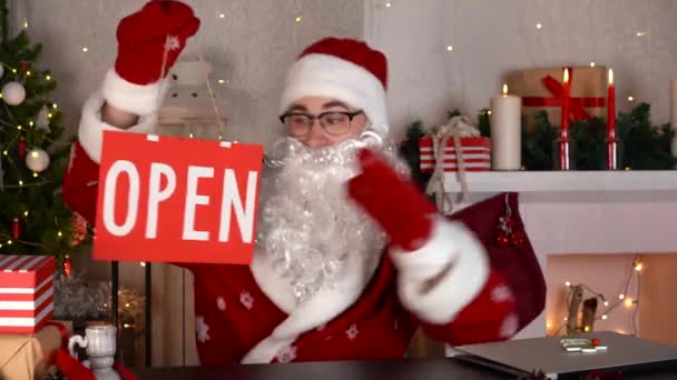 Père Noël se réjouit avec signe ouvert et se fâche avec fermé. Concept d'entreprise — Video