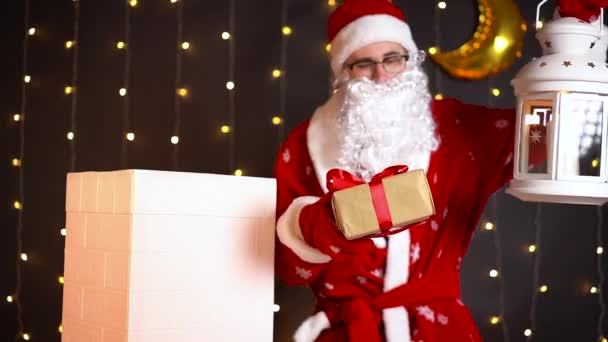 圣诞老人拿着烛光，把圣诞礼物放进了烟囱. — 图库视频影像