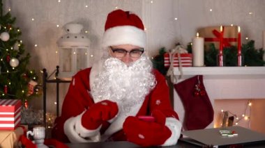 Noel Baba sosyal ağlarda yorum yapar ve sever. Noel Baba yemi kaydırıyor..