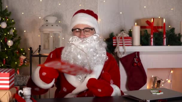 Père Noël devient triste avec signe fermé. Affaires ouvertes et fermées pendant le verrouillage. — Video