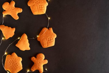 Noel arkaplanda çelenkli ev yapımı lezzetli zencefilli kurabiyeler. Üst Manzara. Boşluğu kopyala.