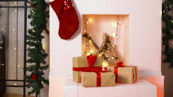 Accogliente camino con calzino e scatole regalo di Natale sfondo. Zoom in. — Video Stock