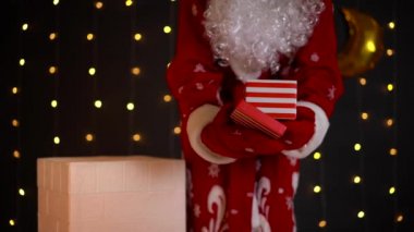 Noel Baba yeni dairenin anahtarını hediye kutusundan çıkarır..