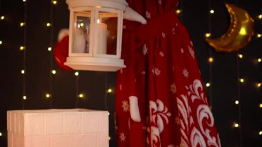 Mum lambalı Noel Baba bacanın içine bakar, hoşça kal der ve el sallar..