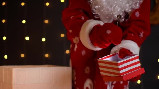 Père Noël prend la clé du nouvel appartement de la boîte cadeau de Noël. — Video