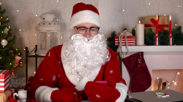 Santa Claus scrolls feed, watches viral video and laughing. Zoom out Slow motion — Video Stock