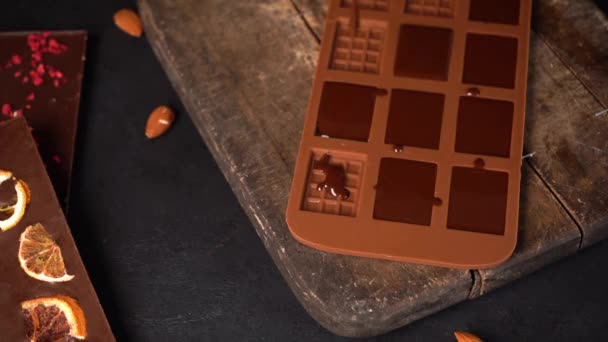 Chocolate líquido derretido derramando na forma ou molde de chocolate. Movimento lento. — Vídeo de Stock