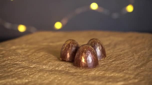 A csokis cukorkák körbe forognak. Karácsonyi koszorú háttér. — Stock videók