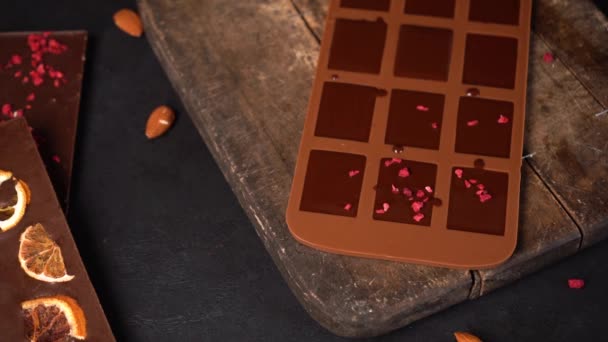 Hacer barras de chocolate para cocinar con bayas sublimadas en formas o moldes de chocolate — Vídeo de stock