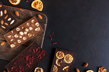 Süblimleşmiş böğürtlenli, portakal dilimli, badem ve fındıklı organik çikolata. Boşluğu kopyala.