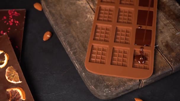 Cioccolato liquido fuso sono stati appena cotti in forme o stampo di cioccolato. — Video Stock