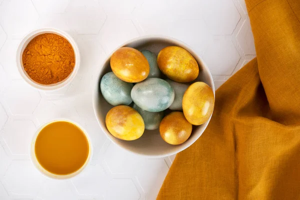 Huevos de Pascua amarillos en un bol. Coloración natural huevos de Pascua con cúrcuma en polvo en color amarillo. —  Fotos de Stock