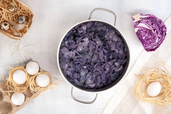 Step by step painting Easter eggs. Step 4 cook red cabbage for 20 minutes. Natural coloring Easter eggs in blue color. — Stock Photo, Image