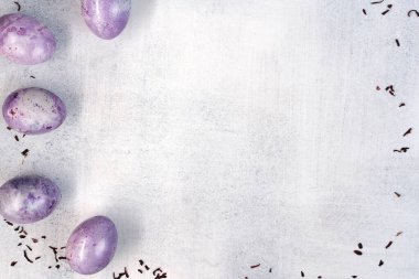 Paskalya yumurtalarını doğal boya karikatür çayıyla boyamak. Mermer efektli çok moda bir renk. Üst görünüm.