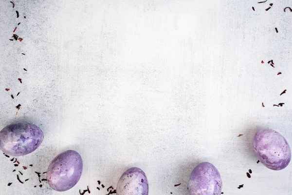 Colorear huevos de Pascua con té natural de carcade de tinte de flores de hibisco. De moda muy peri color con efecto mármol. Vista superior. —  Fotos de Stock