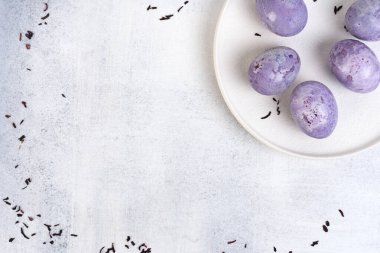 Paskalya yumurtalarını doğal boya karikatür çayıyla boyamak. Mermer efektli çok moda bir renk. Üst görünüm.