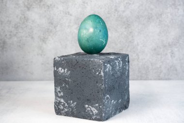 Gri podyumda ya da kaidede mavi paskalya yumurtası. Kırmızı lahana ile doğal renklendirme Paskalya yumurtaları.