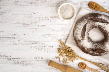 Ev yapımı mayalı ekmek, çavdar unu, çavdar kulağı ve tahıl gevreği. Boşluğu kopyala.