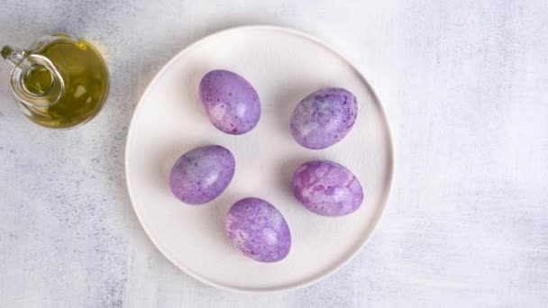 Colorear huevos de Pascua con té de carcade. El aceite de oliva da brillo a los huevos. Zoom-in. — Vídeos de Stock