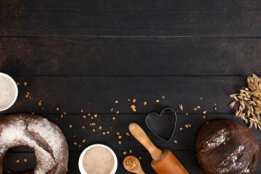 Ev yapımı mayalı ekmek ekmeği çavdar unu, ekşi ekmek, çavdar ekmeği, çavdar kulağı, rulo iğne, su ve tahıl taneleri. Boşluğu kopyala.