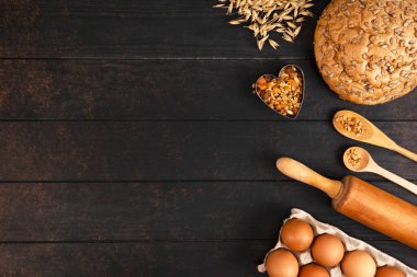 Çavdar unlu ev yapımı ekşi ekmek, kalp şeklinde fırın, çavdar kulağı, merdane, yumurta ve tahıl taneleri..