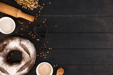 Ev yapımı mayalı ekmek ekmeği çavdar unu, ekşi ekmek, çavdar ekmeği, çavdar kulağı, rulo iğne, su ve tahıl taneleri. Boşluğu kopyala.